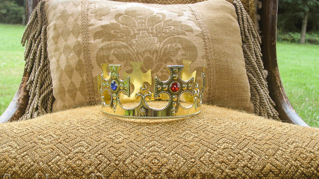 Crown on Throne, Chronicles of Narnia