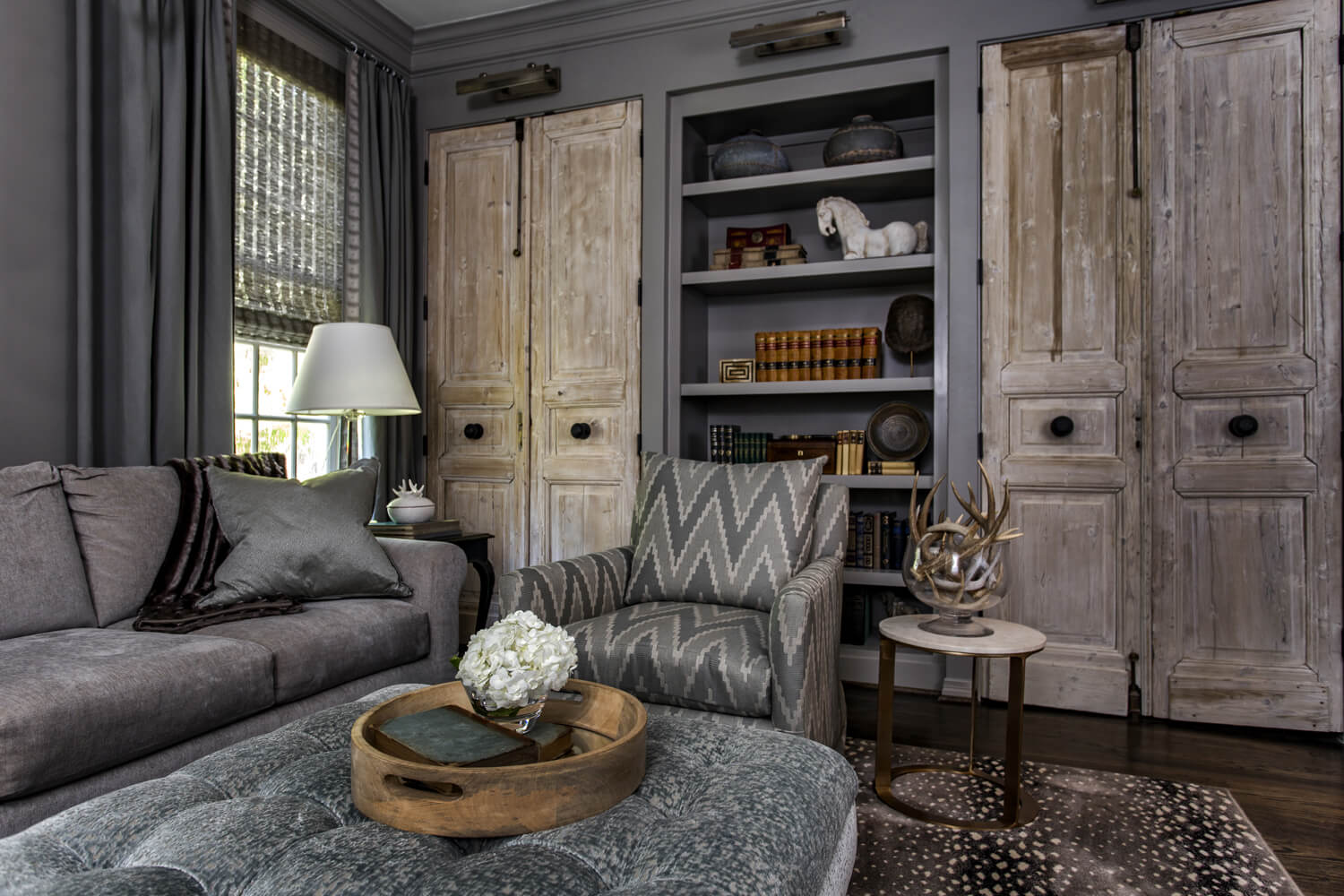 7 Custom Closet Door Ideas She Holds Dearly