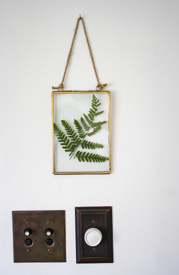 Deciding on framed art is sometimes one of the most difficult aspects of decorating. But, here are 10 Inexpensive Framed Art Ideas to get you started!