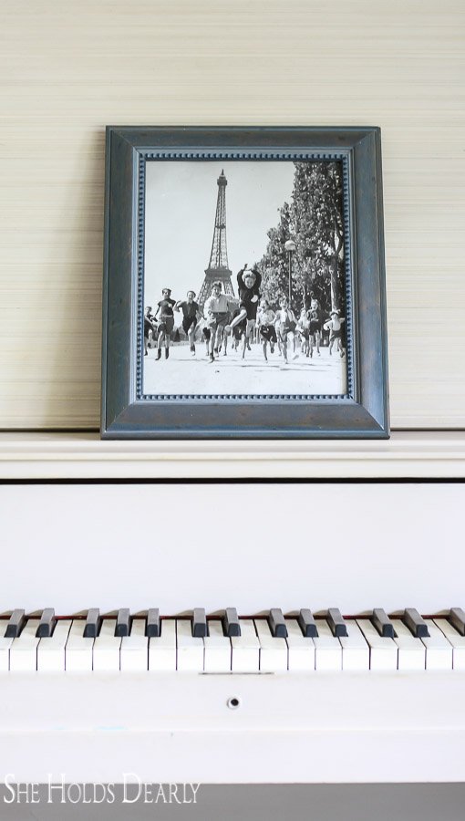 Deciding on framed art is sometimes one of the most difficult aspects of decorating. But, here are 10 Inexpensive Framed Art Ideas to get you started!