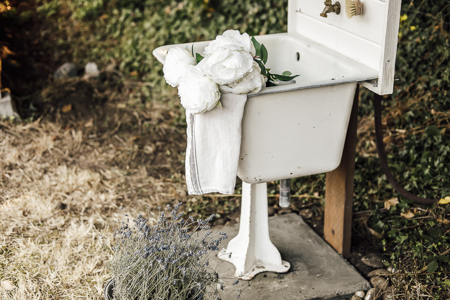Vintage Garden Decor Idea by sheholdsdearly.com