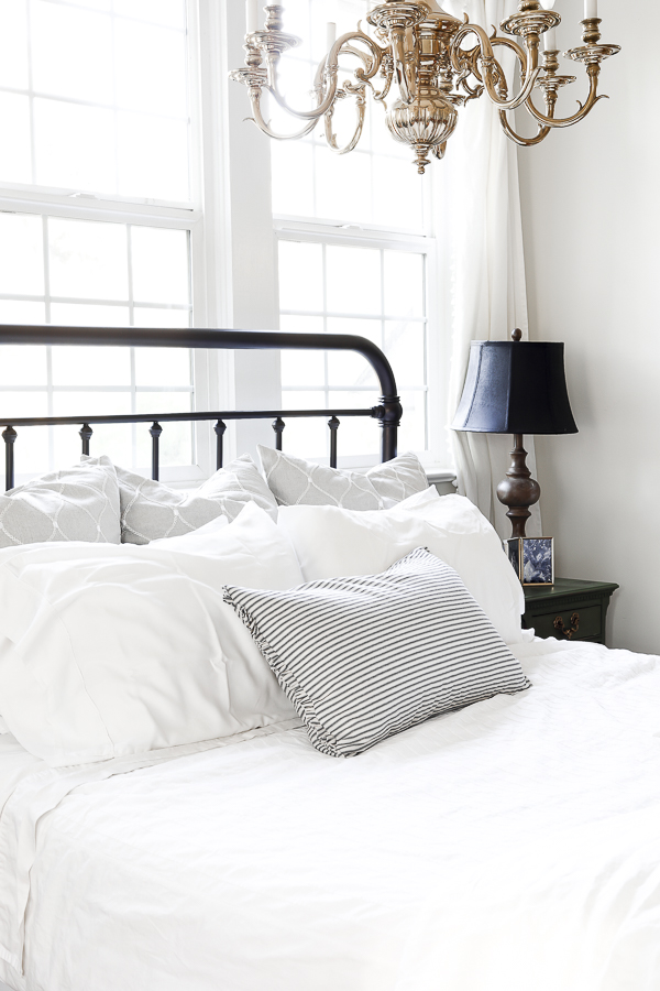 An Easy Formula for Styling Bed Pillows She Holds Dearly