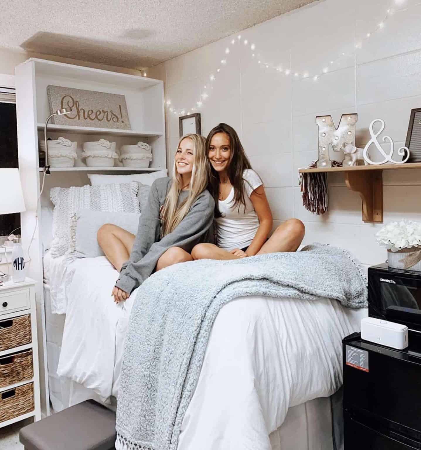 7 Hacks For The Best Dorm Room Vibe - Society19