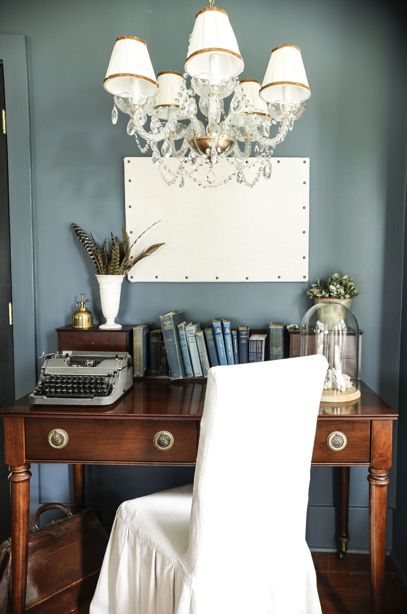 The Dear House Society is a place where creativity is encouraged and allowed to flourish as we work to make our homes a sanctuary.